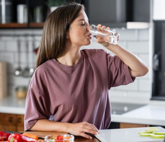 Ovo su tihi znaci da ne pijete dovoljno vode: Većina ih ignoriše i misle da je do umora, a rešenje je lako