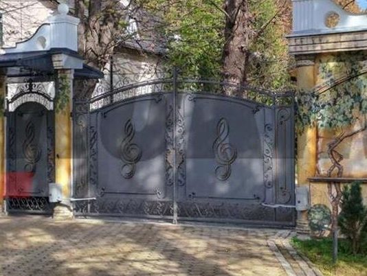 Poznati bh. pjevač svu imovinu ostavio supruzi: Ona to zaslužuje, a majku smjestio u dom. Prva supruga mu otišla kolegi koji je promijenio vjeru