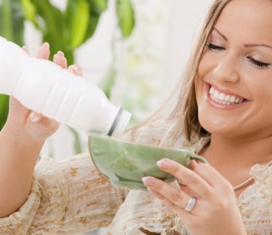 Mnogi ga jedu ujutro, a nisu svjesni moćnog učinka koji ima navečer: Zašto je jogurt ključan za san, mišiće i vitku liniju