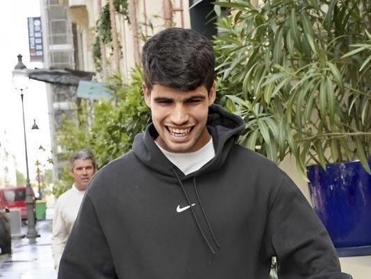 Karlos Alkaraz zarađuje milione, a živi u malom stanu sa roditeljima: Mušema na stolu i baštenske stolice u dnevnom boravku privlače pažnju, a evo gde spava