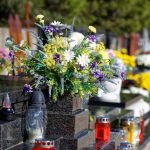 Šta nikako ne valja nositi na groblju: Sveštenik otkriva koju grešku Srbi prave, a nisu ni svesni šta vreme čine