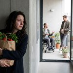 Nakon pet godina tokom kojih sam ga kupala, pomagala mu da se kreće i danonoćno bila njegova njegovateljica, slučajno sam čula kako se moj paralizirani muž smije s neznancem.