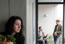 Nakon pet godina tokom kojih sam ga kupala, pomagala mu da se kreće i danonoćno bila njegova njegovateljica, slučajno sam čula kako se moj paralizirani muž smije s neznancem.