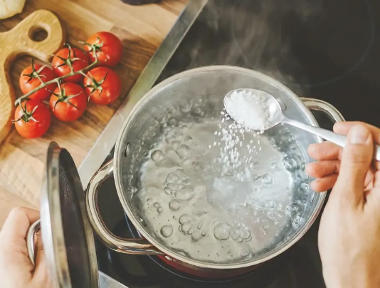 Prestani dodavati sol u vodu za tjesteninu nakon što proključa. Kruharski majstor otkriva neočekivane činjenice.