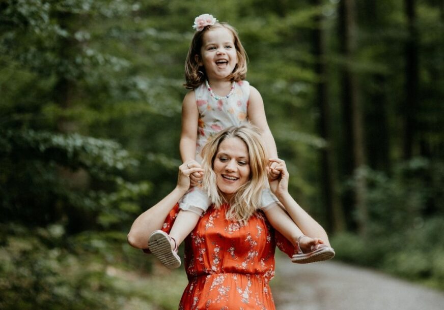 mama-djevojcica-djeca-odgoj-roditelji-roditeljstvo-872x610
