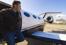 Rugao se bivšoj supruzi godinama nakon razvoda, a onda je ugledao na privatnom avionu sa njegovim trojkama