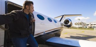 Rugao se bivšoj supruzi godinama nakon razvoda, a onda je ugledao na privatnom avionu sa njegovim trojkama