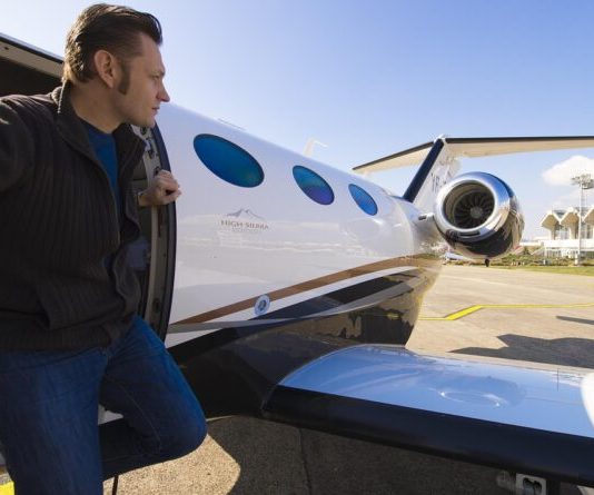 Rugao se bivšoj supruzi godinama nakon razvoda, a onda je ugledao na privatnom avionu sa njegovim trojkama