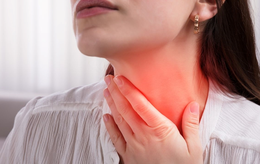 Kako ublažiti službu u grlu: bezbedni i prirodni saveti za svakodnevno olakšanje