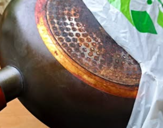 Samo stavite staru, prljavu tavu u plastičnu vrećicu: Zagoreli ostaci će se otopiti u trenu!