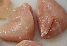 Pazite šta kupujete: Jedan znak na piletini otkriva da je meso za bacanje