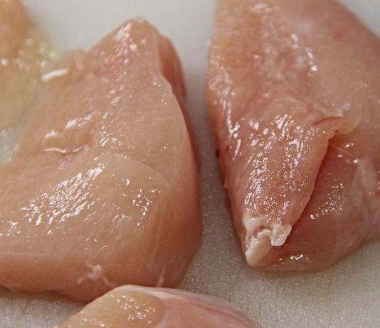 Pazite šta kupujete: Jedan znak na piletini otkriva da je meso za bacanje