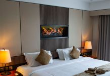 Čemu zapravo služi uska traka od tkanine preko hotelskog kreveta?