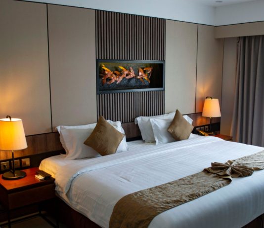 Čemu zapravo služi uska traka od tkanine preko hotelskog kreveta?