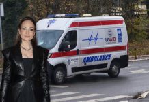 JELENA TOMAŠEVIĆ SE SAMO SRUŠILA NA KOLENA USRED KONCERTA! Hitna pomoć je prevezla do bolnice