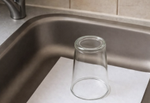 Nećete verovati šta se dešava ako ostavite okrenutu čašu i parče papira u sudoperi pre odmora