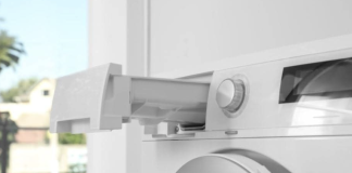 Mnogi ne znaju da postoji skriveno dugme na veš mašini za čišćenje fioke: Nakon ovog vam više neće zaudarati veš nakon pranja