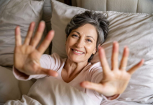 U KOJEM POLOŽAJU TREBA DA SPAVAJU SVE ŽENE STARIJE OD 50 GODINA: Ovo čuva mladolikost i zdravlje, smanjuje bore