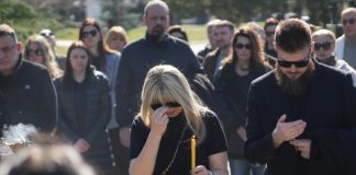 ĆERKU SAŠE POPOVIĆA NA GROBU SAČEKAO OVAJ ČOVEK! Uručio joj kovertu, Aleksandra se slomila kad je otvorila: Evo šta je bilo u njoj