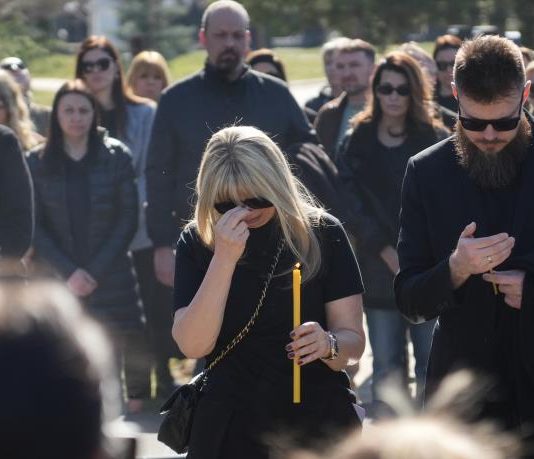 ĆERKU SAŠE POPOVIĆA NA GROBU SAČEKAO OVAJ ČOVEK! Uručio joj kovertu, Aleksandra se slomila kad je otvorila: Evo šta je bilo u njoj