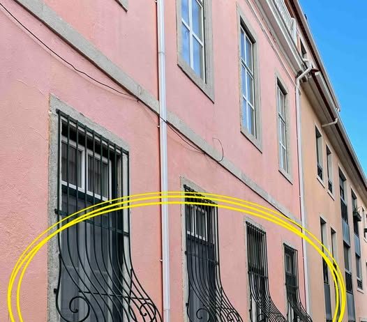 Bila sam šokirana kada sam saznala zašto se neke rešetke na prozorima zakrivljuju pri dnu – većina ljudi ne zna pravi razlog!