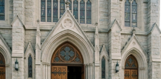 Moj bivši muž me pozvao na vjenčanje kako bi svi mogli vidjeti koliko „loše“ živim — a onda me milijarder nazvao s nepoznatog broja i šapnuo…