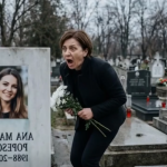 Bez da sam rekla mužu, otišla sam na grob njegove prve žene da tražim oproštaj. Ali kada sam prišla krstu i vidjela fotografiju na njemu, bila sam prestravljena
