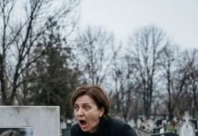 Bez da sam rekla mužu, otišla sam na grob njegove prve žene da tražim oproštaj. Ali kada sam prišla krstu i vidjela fotografiju na njemu, bila sam prestravljena