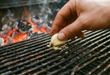 Malo ljudi zna: zašto trljati češanj češnjaka po roštilju prije pečenja roštilja?