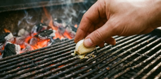 Malo ljudi zna: zašto trljati češanj češnjaka po roštilju prije pečenja roštilja?