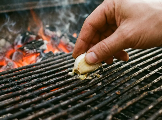 Malo ljudi zna: zašto trljati češanj češnjaka po roštilju prije pečenja roštilja?