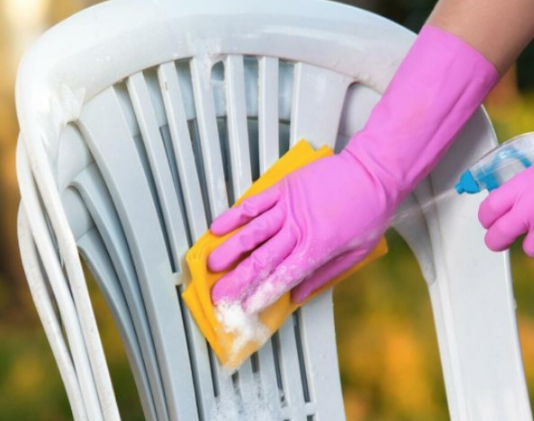Kako najlakše očistiti bele plastične stolice? Trikovi uz koje će se blistati kao da su sada stigle iz fabrike