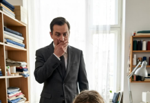 Vidjevši djevojčicu kako šije da preživi, bogataš je shvatio šta znači biti čovjek