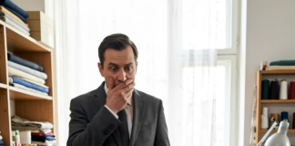 Vidjevši djevojčicu kako šije da preživi, bogataš je shvatio šta znači biti čovjek