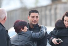 Najtužniji dan u porodici darka lazića pevač sahranjuje brata, a jedna stvar na groblju rasplakaće sve