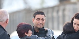 Najtužniji dan u porodici darka lazića pevač sahranjuje brata, a jedna stvar na groblju rasplakaće sve