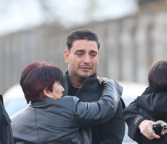Najtužniji dan u porodici darka lazića pevač sahranjuje brata, a jedna stvar na groblju rasplakaće sve