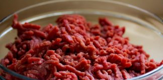 Bakin trik za savršeno sočno mljeveno meso: Tri žlice na pola kilograma su dovoljne