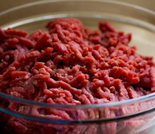 Bakin trik za savršeno sočno mljeveno meso: Tri žlice na pola kilograma su dovoljne