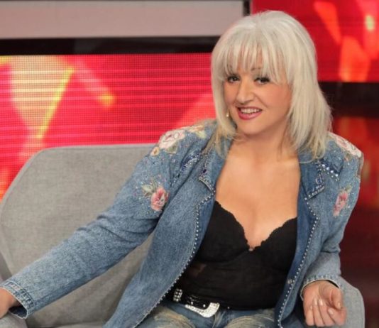 “Ne prelazim granicu i mene žene vole”: Naša pevačica sela oženjenom muškarcu u krilo, pa dobila šamar