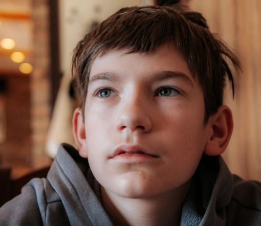 Majka ga odmah nakon rođenja bacila u kontejner: Uzeo ga čovek iz gradske čistoće, nakon 12 godina desilo se ono što nije mogao da sanja