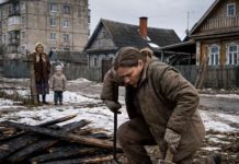 Nakon puštanja iz zatvora, bivši zatvorenik kupio je staru kuću u selu, u čijem dvorištu je stajala čudna kućica za pse: kada ju je žena srušila, ispod je vidjela nešto strašno