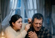 Žena se udala za gluhog muškarca koji je bio dvadeset godina stariji od nje, ali jednoga dana, dok mu je čistila uho, otkrila je nešto što je šokiralo.