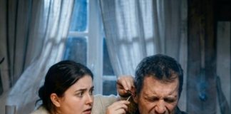 Žena se udala za gluhog muškarca koji je bio dvadeset godina stariji od nje, ali jednoga dana, dok mu je čistila uho, otkrila je nešto što je šokiralo.