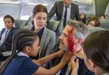 Siromašna crna djevojčica od 12 godina spasila je milijunaša u avionu nakon što je doživio moždani udar — ali ono što joj je zatim šapnuo natjeralo ju je da zaplače…