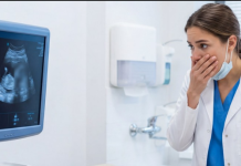 Djevojčica se žali na bolove u stomaku nakon vikenda kod svog očuha.