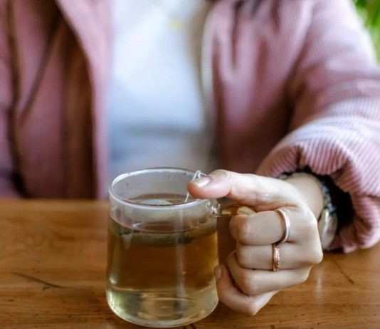 Popijte ovo večeras prije spavanja: Čisti crijeva kao metla i spriječava nadutost čak