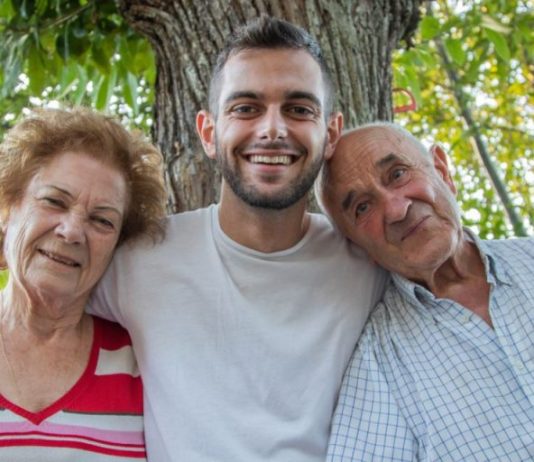 “Javno se odričemo našeg sina, on, zajedno sa snajkom, za nas više jednostavno ne postoji”: Roditelji se odrekli sina preko novina a njegova reakcija šokira