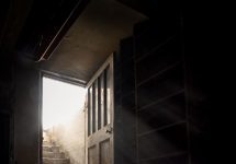 Čim sam sahranila majku, moj muž je insistirao da brzo proda njenu kuću, a onda sam u njenim stvarima pronašla pismo: “Ćerko, proveri podrum i sve ćeš razumeti”