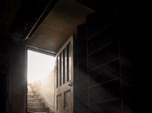 Čim sam sahranila majku, moj muž je insistirao da brzo proda njenu kuću, a onda sam u njenim stvarima pronašla pismo: “Ćerko, proveri podrum i sve ćeš razumeti”